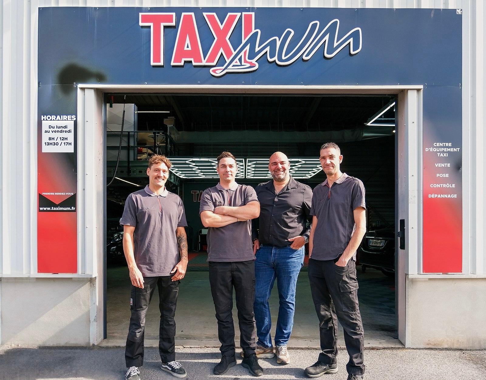 L’équipe Taximum devant l’atelier de Taissy, près de Reims