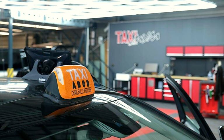 Lumineux taxi posé sur le toit d’un véhicule dans l’atelier Taximum, à Reims
